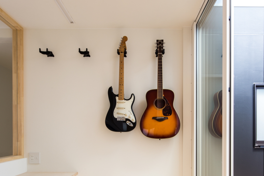 趣味のギターやレコードを楽しむ家