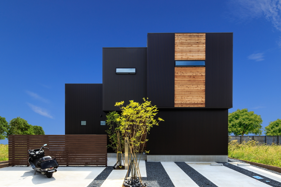 ブラウン色ガルバニウムとサイディングのデザイナーズハウス