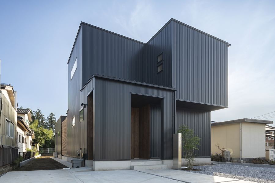 黒いガルバリウム鋼板のデザイナーズ住宅