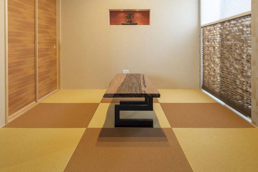 オレンジ・イエローの畳を用いたモダンで明るい和室