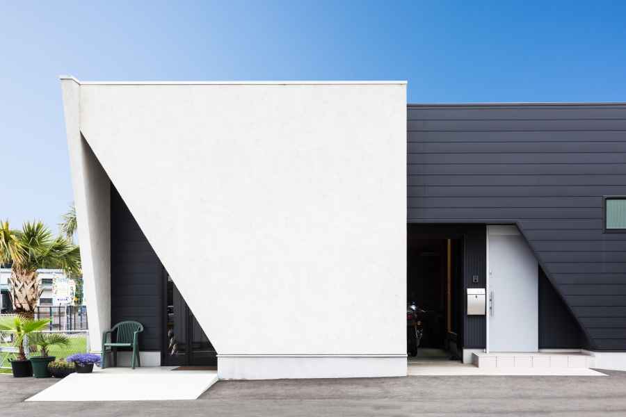 外観は台形の白壁が重なり合うデザイナーズ住宅