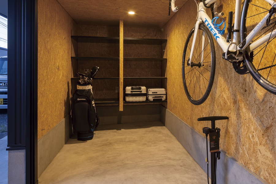 ロードバイクやアウトドア用品の収納ルーム