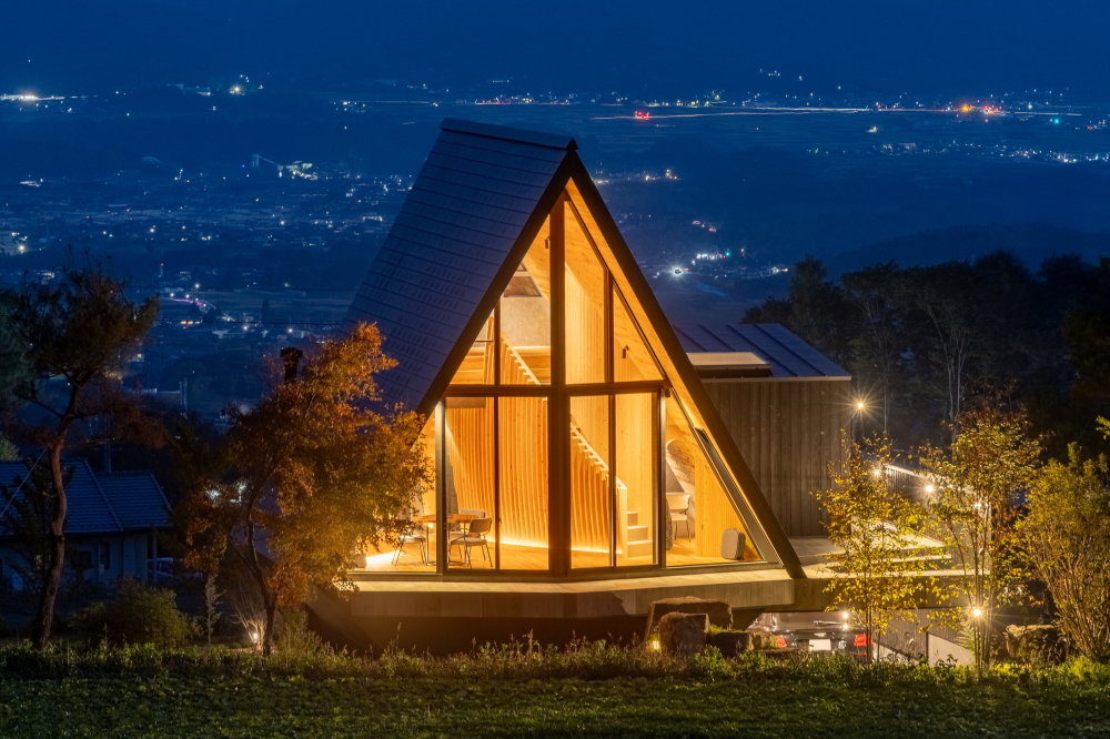 曲線美豊かな空間と自然素材の別荘